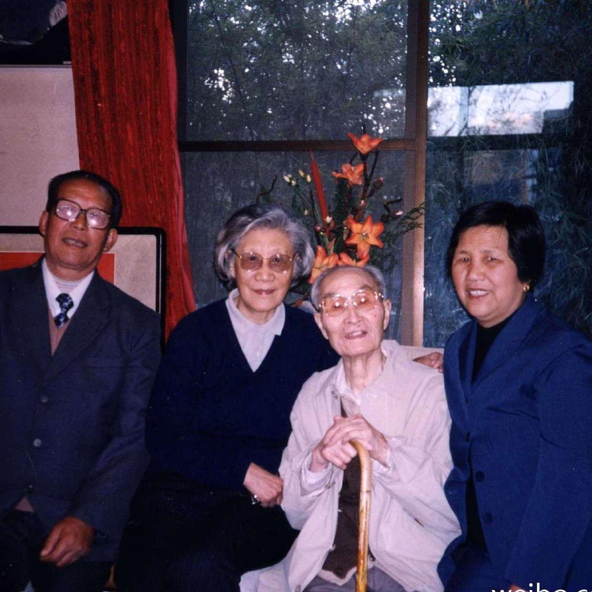 1999年，张爱萍将军家中，一张罕见的留影，画面居中持手杖的是张爱萍将军，左侧是
