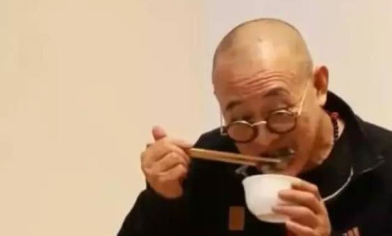有一次，鲁豫去采访李连杰，顺便留在他家吃饭，在餐桌上鲁豫夹起一片腊肉，李连杰连忙