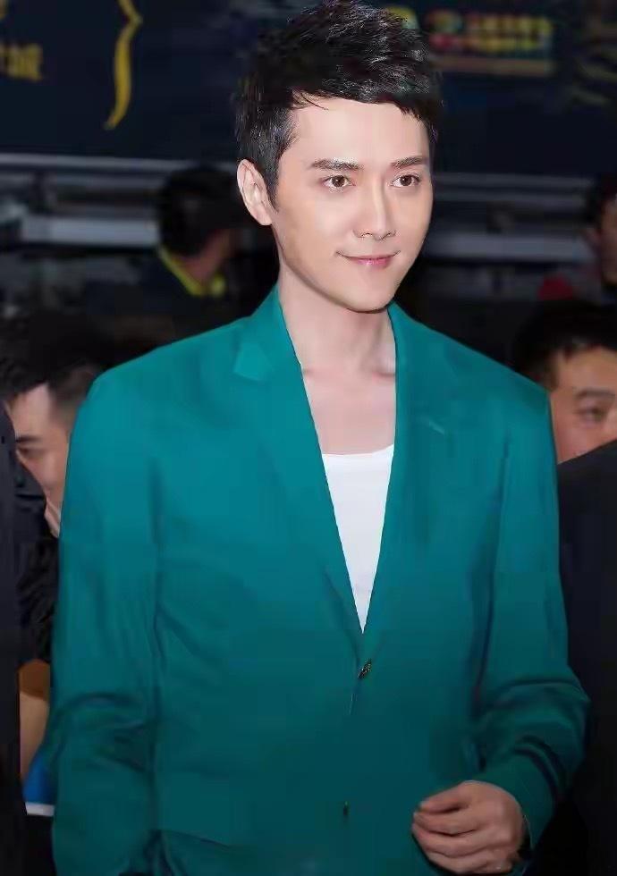 1.绍峰不怎么跟儿子相处，日常基本上就是钱到人不到。2.金鹰视后这块有大热选手掉
