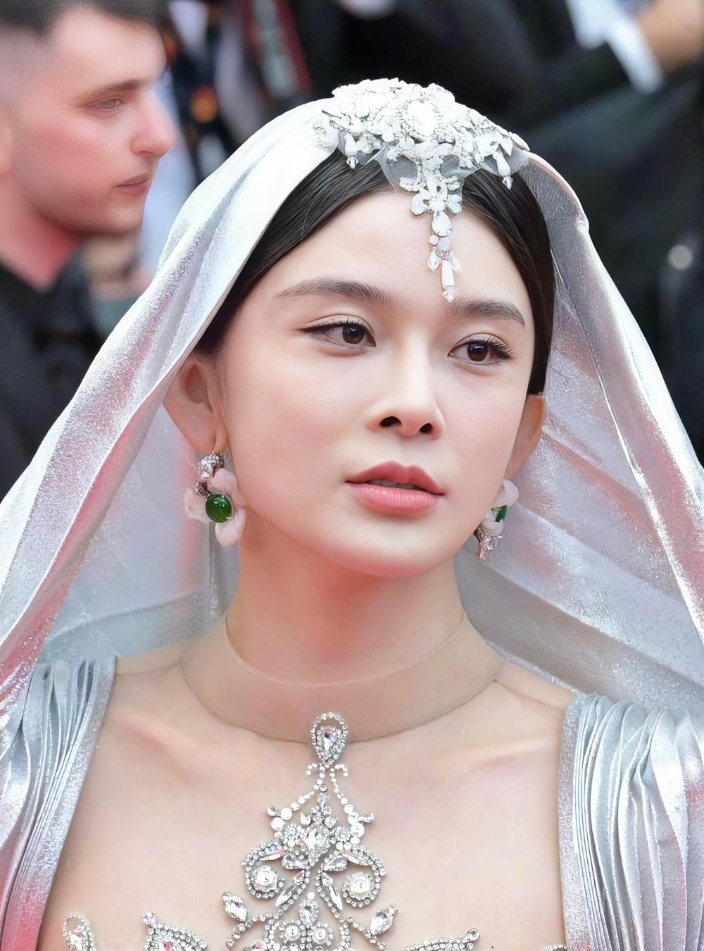 这次戛纳红毯，这个女明星算是出尽洋相了。前一天自导自演不说，红毯上还被工作人
