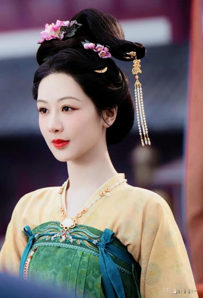 有消息称今年白玉兰视后会爆冷，除开两大热门刘亦菲、宋佳，不会是二提白玉兰视后的杨