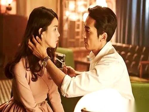 凌晨两点，手机屏幕还亮着。就那一行字，像根针，一下就扎进眼睛里：“最近她盯得紧