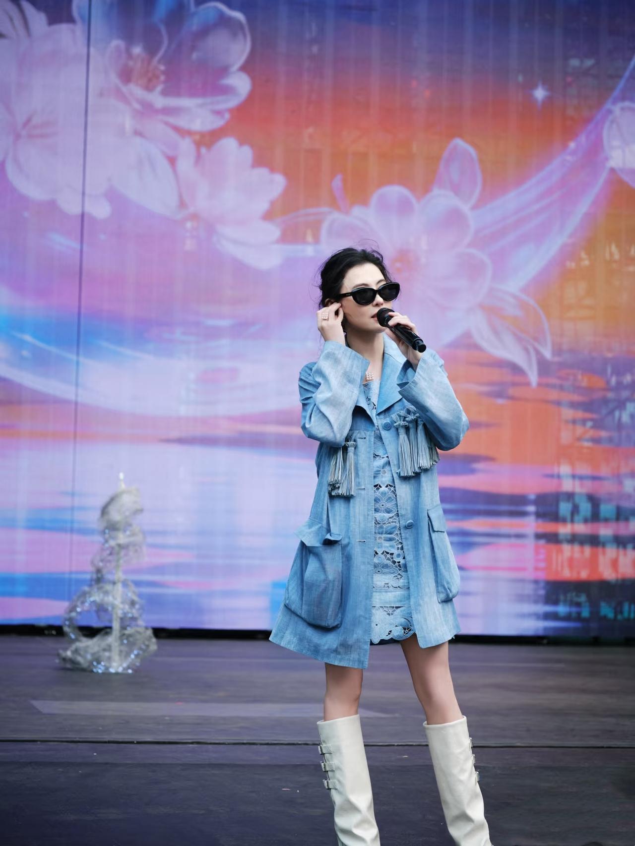 5月27日，张柏芝演唱会彩排照曝光，虽然穿了名牌衣服，但腿好难看啊，腿型不怎么样