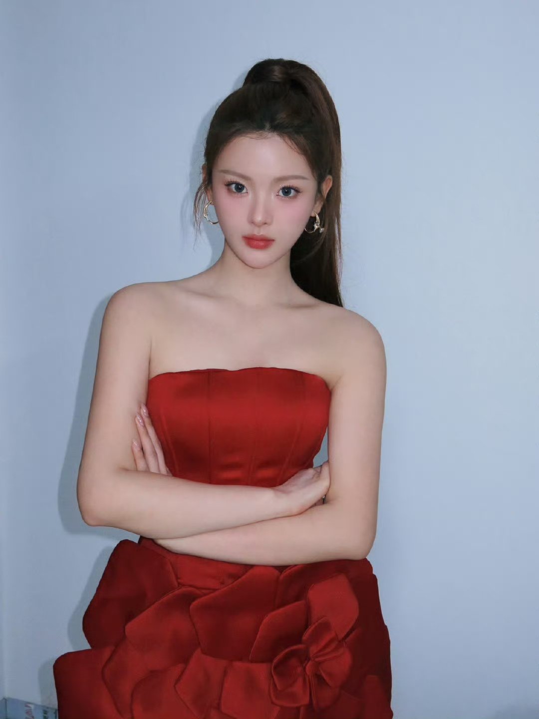杨超越红裙高马尾杨超越红色抹胸裙杨超越红裙高马尾，太美了​​​