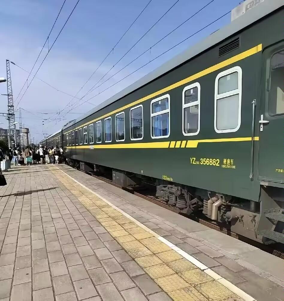 我算了一笔帐，从乌鲁木齐坐高铁回陕12个小时花费1186元，坐绿皮车26小时28