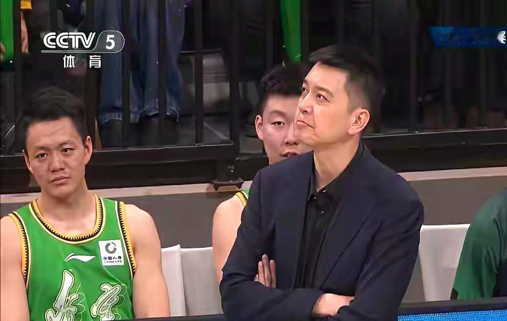 最了解你的人，往往最知道刀子该往哪捅。辽宁男篮前主帅杨鸣，现在是解说嘉宾。他