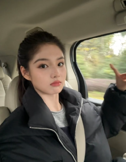 说考就考！路透里艾米素颜状态好能打，手写祝福的粉丝们可以安心了，未来科班小花+1