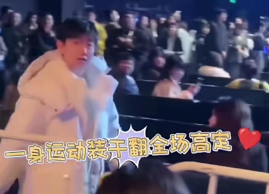 那一年莎莎下训去拿了外卖，然后去的活动现场。白色上衣的莎莎，简单，阳光，干净，