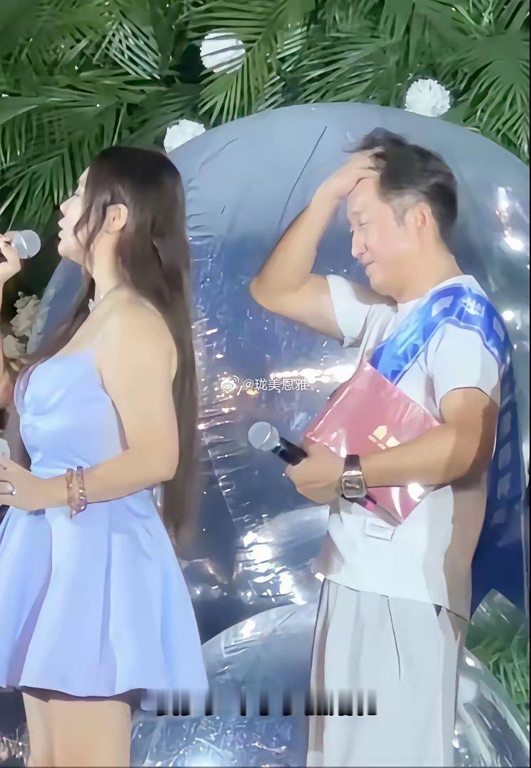 别说黄勇婚礼上失态了就是冉莹颖这个人从一开始我就不喜欢她!真不知道邹市明为啥找她