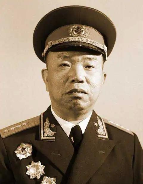 1952年，王树声在商店买东西时，突然感觉售货员有些熟悉，盯着看了一会，心里顿时