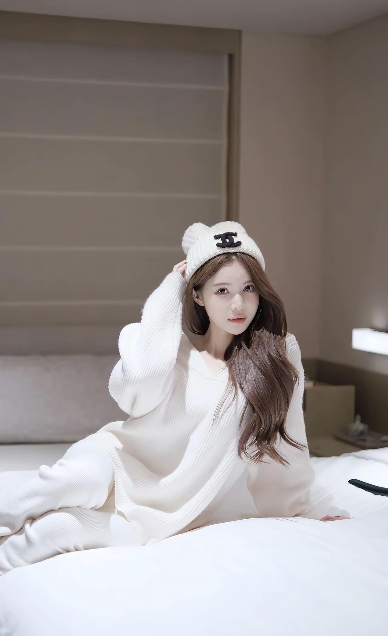 慵懒的午后，柔软的白色毛衣和毛绒帽子，温暖又舒适。🌟✨分享一下你随手拍下的照片