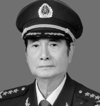 1989年，广州军区司令张万年中将熬夜查看文件，把警卫员叫来，用山东方言命令：“