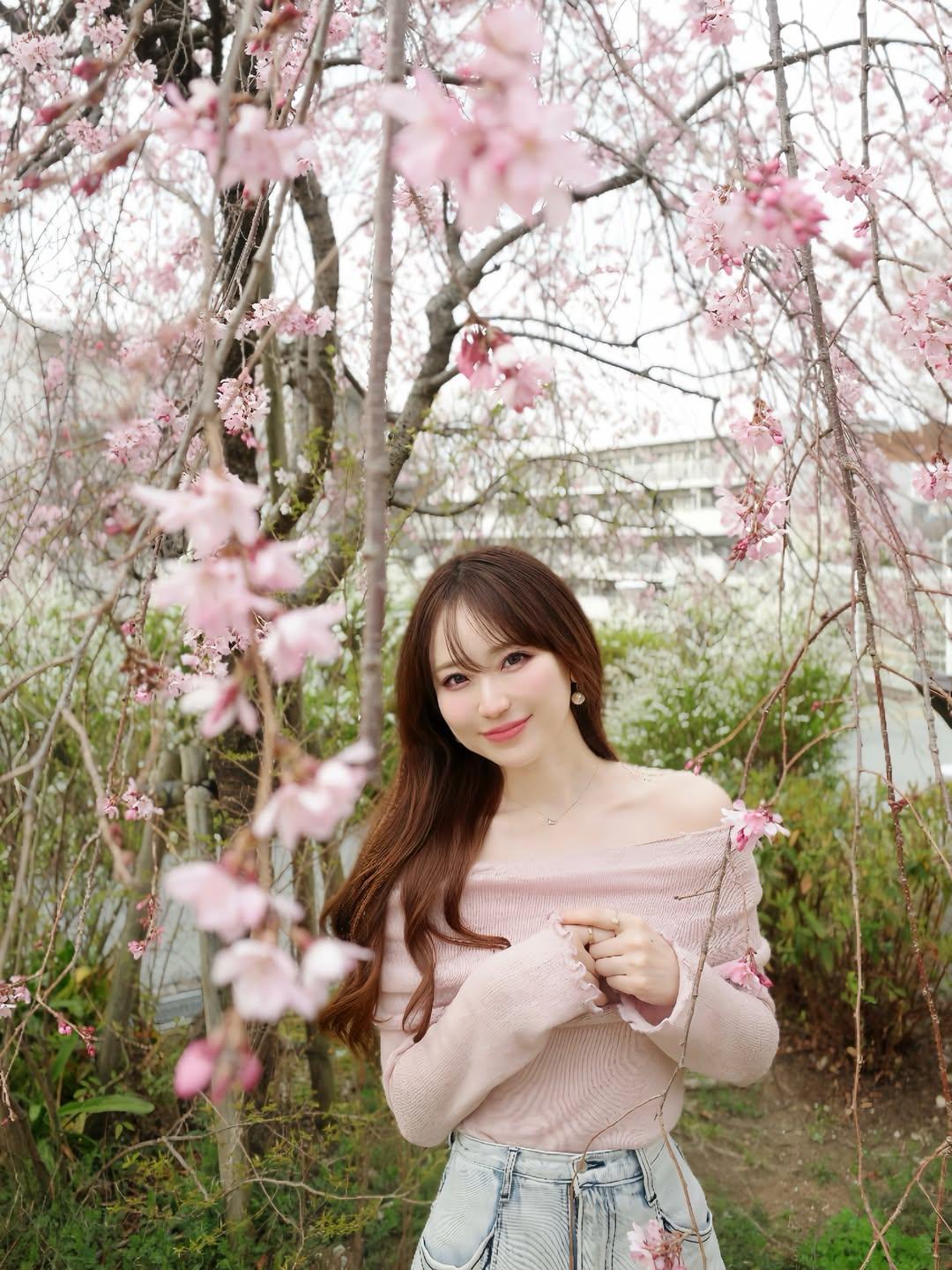 樱花树下，甜美少女，春日暖阳，笑靥如花。