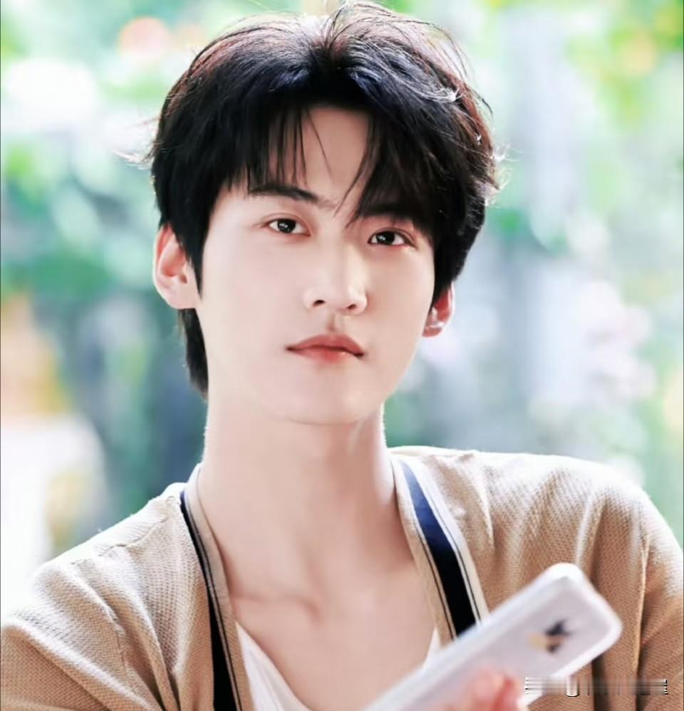 全网男人最羡慕的，一定是23岁周柯宇了。不是因为他演技好、名气大，而是羡慕他