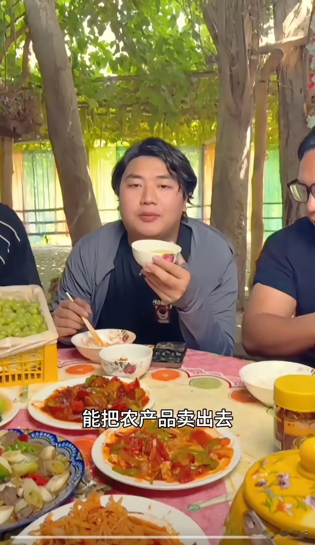 网友对全进华说:“你家里一共5个兄弟姐妹，真让人羡慕！”全进华说:“有什么好羡慕