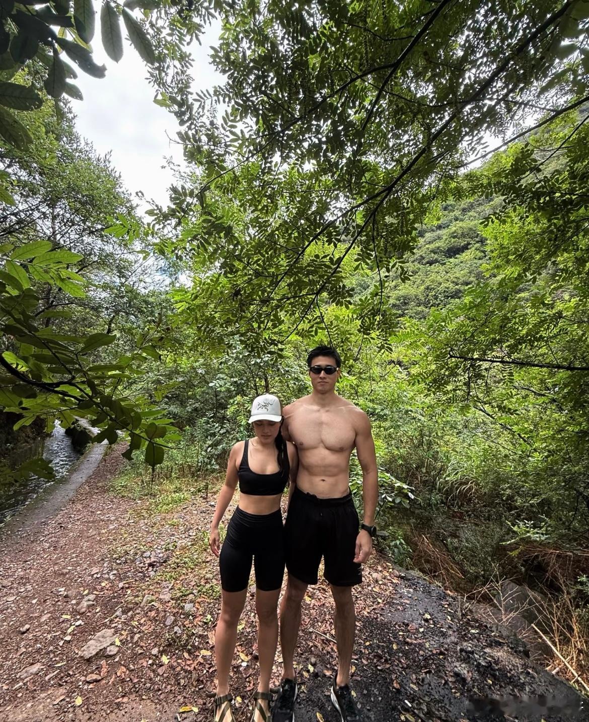 和男朋友在山间小溪避暑​​​