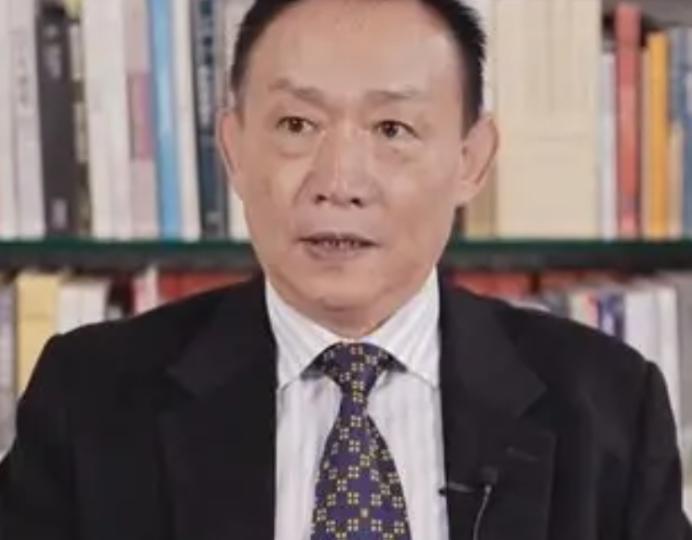 最狠的间谍，不偷你的情报，也不策反你的人，而是直接在你家里，帮你“立规矩”！卢麒