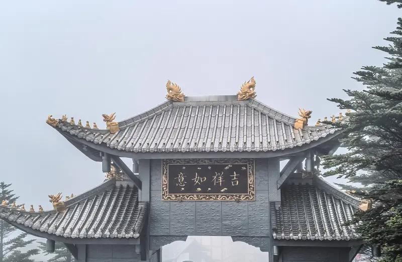 2026年元旦，峨眉山全山寺院永久免费，这一举措看似少了每年数千万元门票收入，