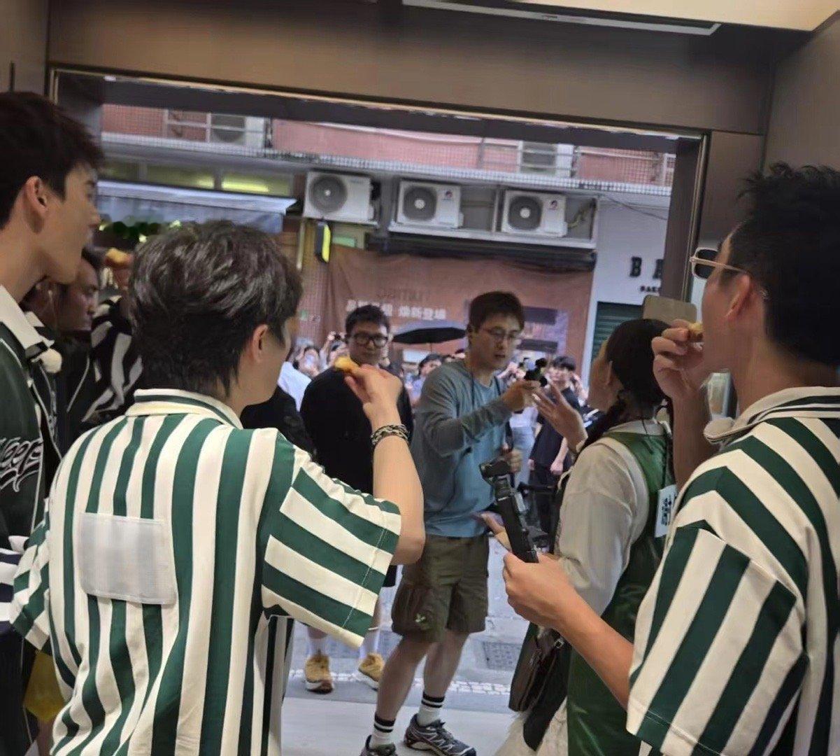 周深吃蛋挞在嘴里炒了盘菜不得不说，周深在澳门跑男吃蛋挞这一幕太逗，蛋挞太烫他直
