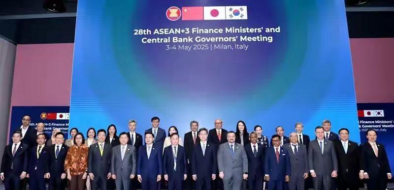 日韩菲律宾站中国，已经想好对付特朗普的办法，日本硬气了一次10+3国家中，基本