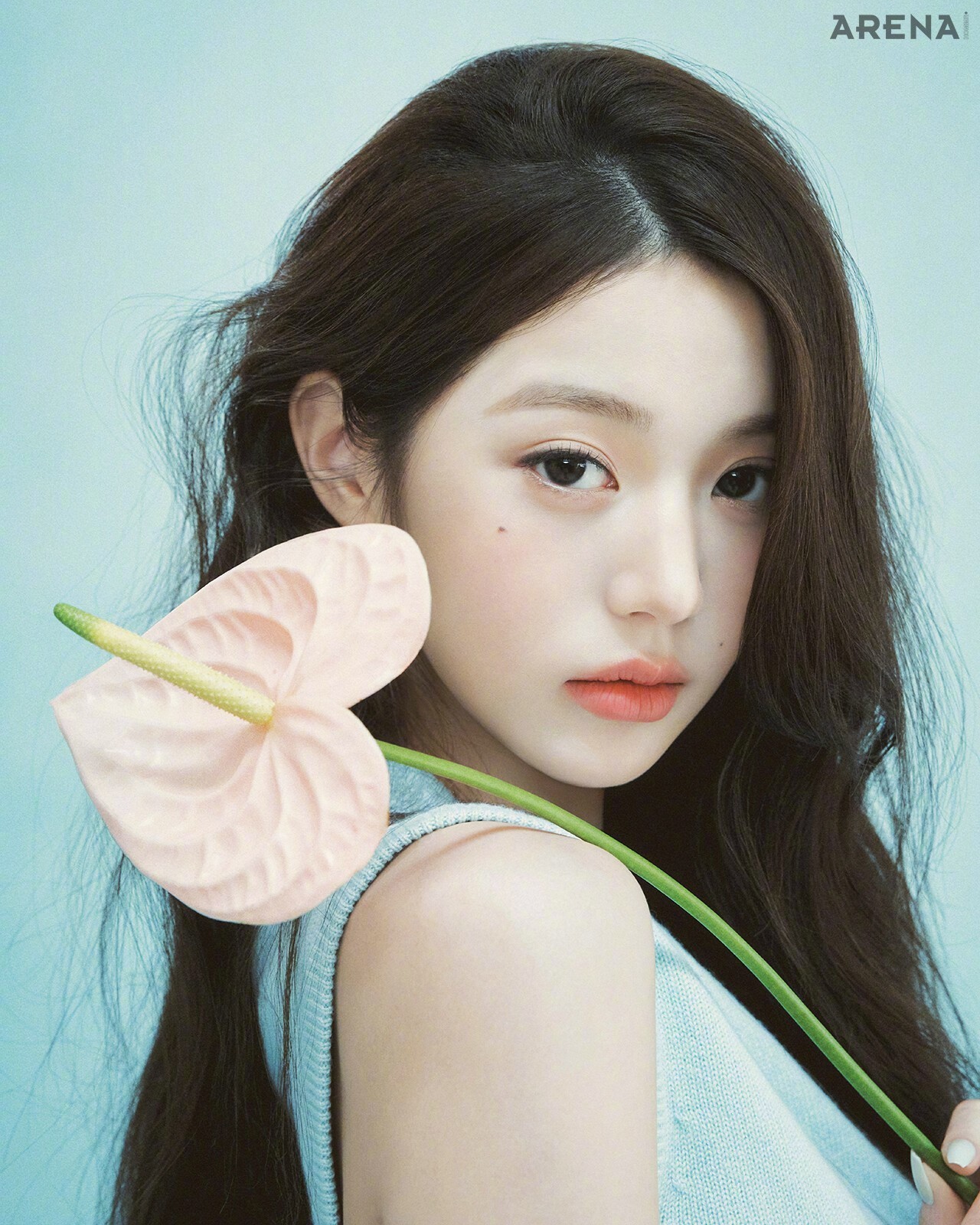 张元英ArenaHomme+Korea8月刊封面画报，氤氲着清丽的少女