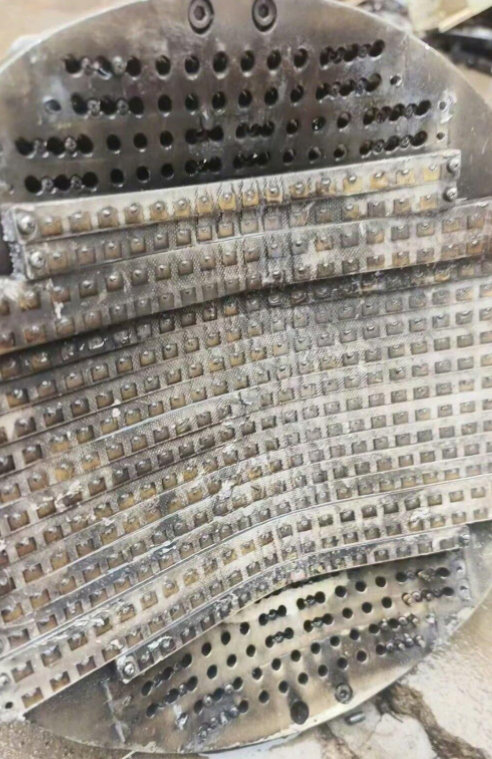 记录者印度人从不相信到彻底崩溃，是捡到霹雳-15E的残骸开始的。这些残