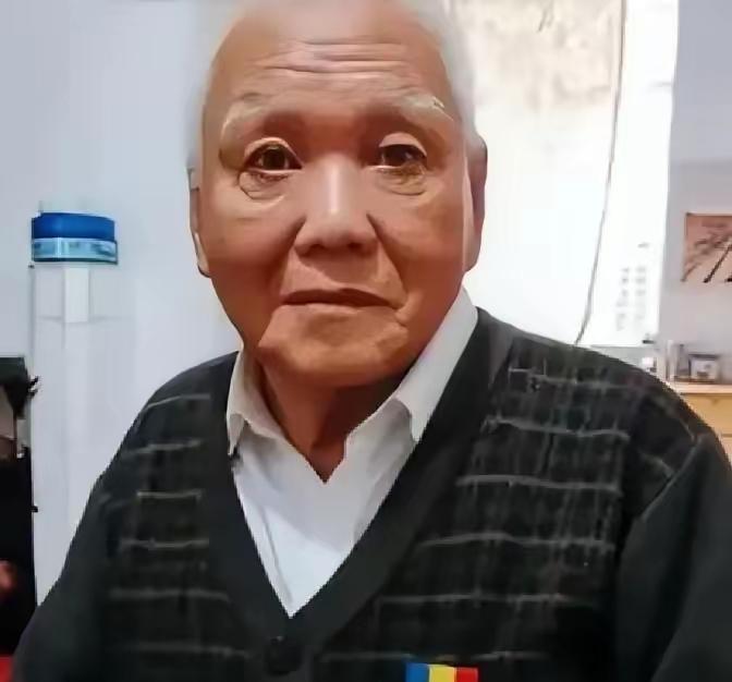 1944年，日军战车步步逼近，团长让林竞远开炮打掉它，他拒绝，战车又前进了200