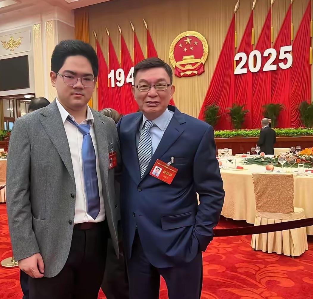 台大教授苑举正被邀参加国庆活动，上次“9.3”阅兵也是受邀参加的，这让苑教授激动