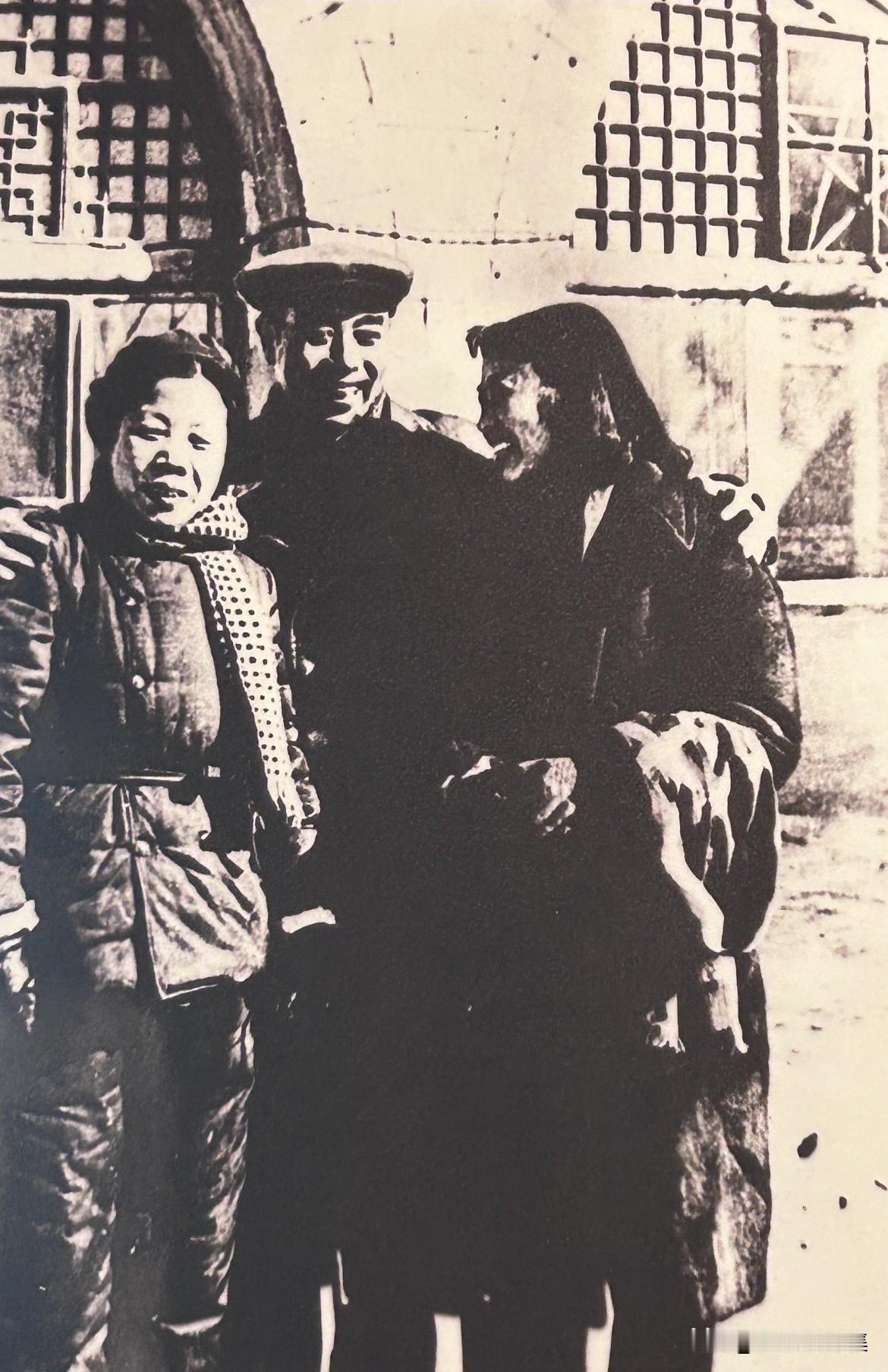 1938年，孙炳文烈士的女儿孙维世在周恩来的亲自安排下，由武汉八办赴延安。图为周