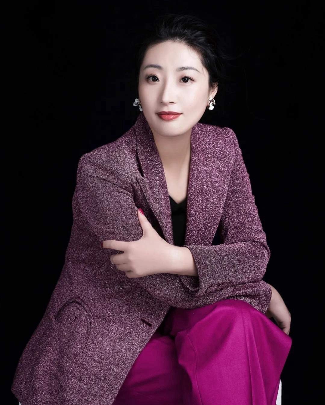 大小姐回宏盛当法人。频繁换将看着有点折腾，但商场如战场，据称杭州国资委请了她两回