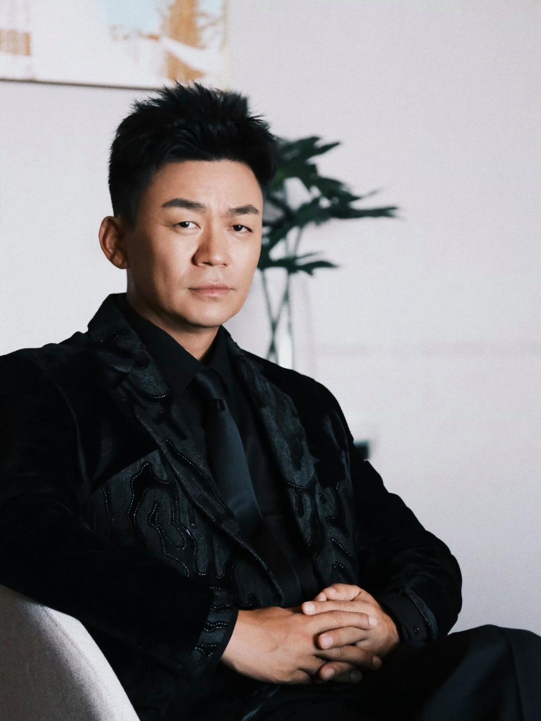 1.王宝强和陈思诚私交依旧不错。当年王宝强投资了陈思诚侦探系列的首部作品，打离