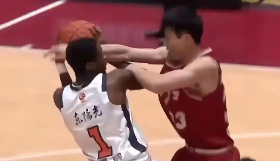 别再骂CBA裁判了。联盟这次动了真格。你看这三场广东队的争议判罚。邬挺嘉的