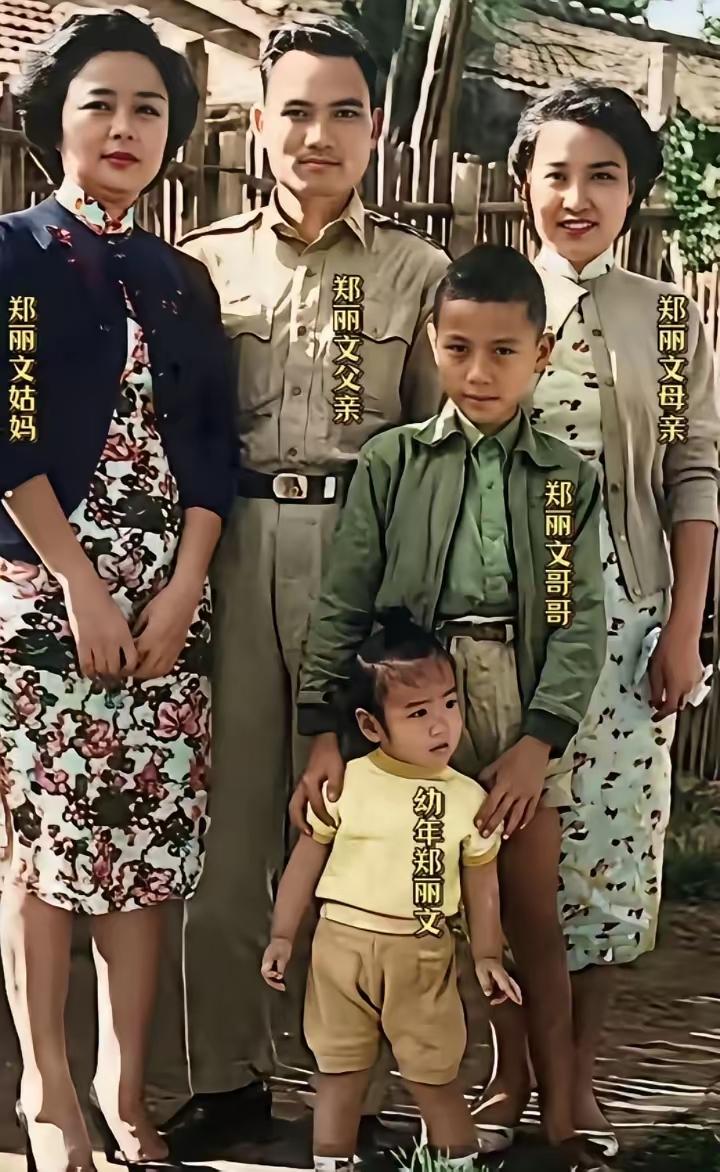 旧照凝情，岁月留根泛黄的相纸之上，幼年郑丽文扎着简单的发辫，穿着明黄的小上