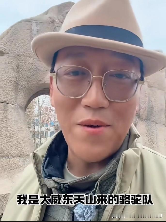 东天山驼队领队大威到访丝绸群雕，正是对历史的敬畏与弘扬，是从认识到再认识的进