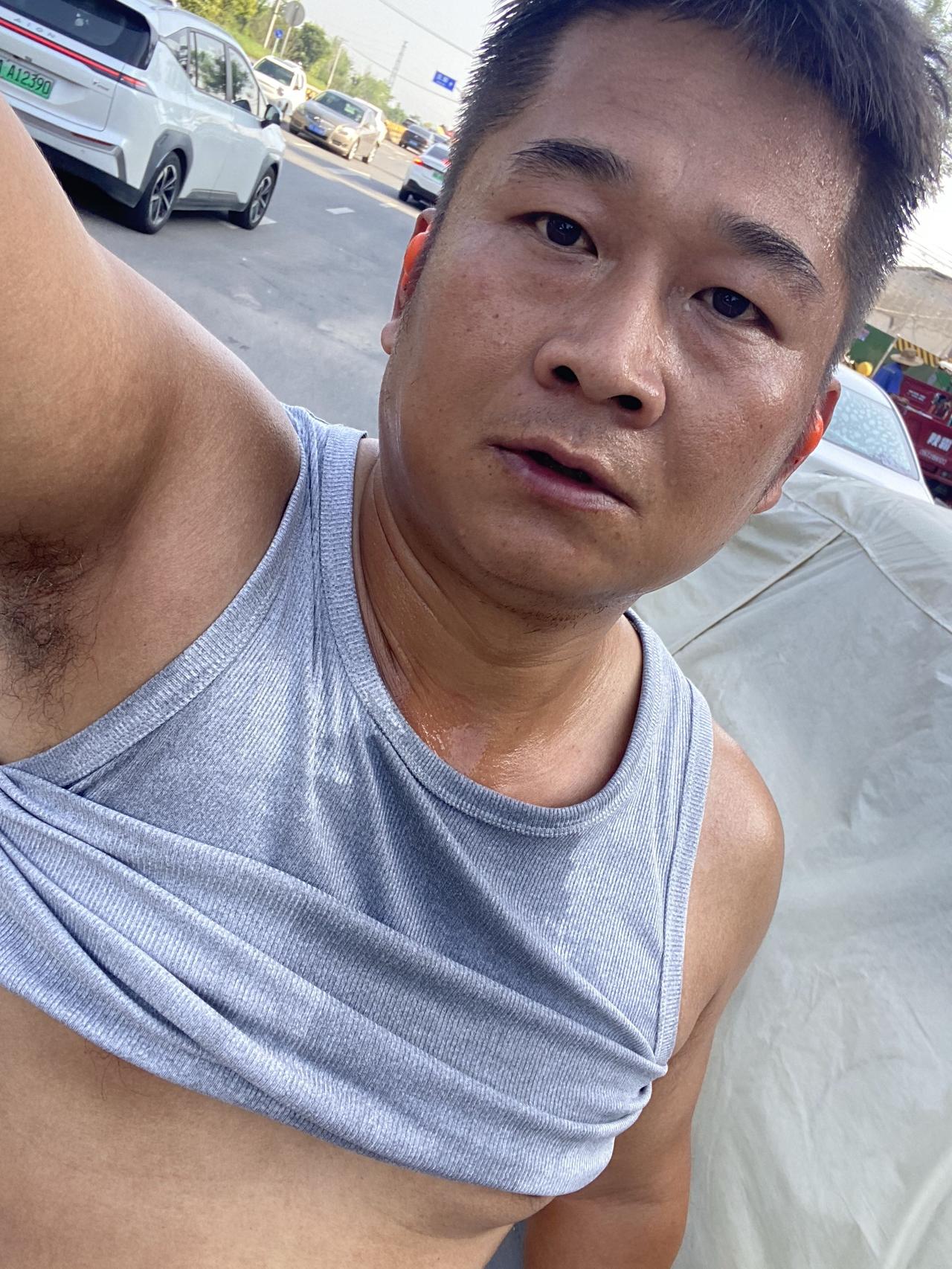 夏天跑步“真遭罪”啊一个八公里下来和洗了个澡一样汗水迷糊了双眼，沁透了衣服