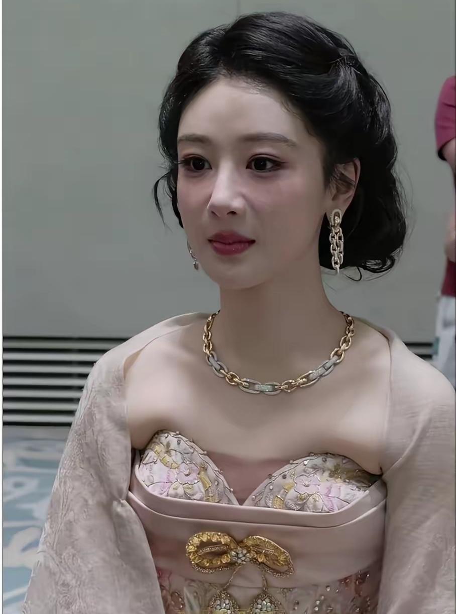 女明星里，我最搞不懂的就是杨紫了，你说她才33岁，难道没人告诉她，她礼服穿着有点
