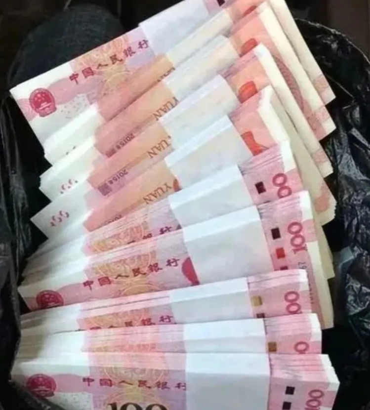 北京，一女子父亲去世，她在整理父亲遗物时，想起父亲有100000元存款，但不知道