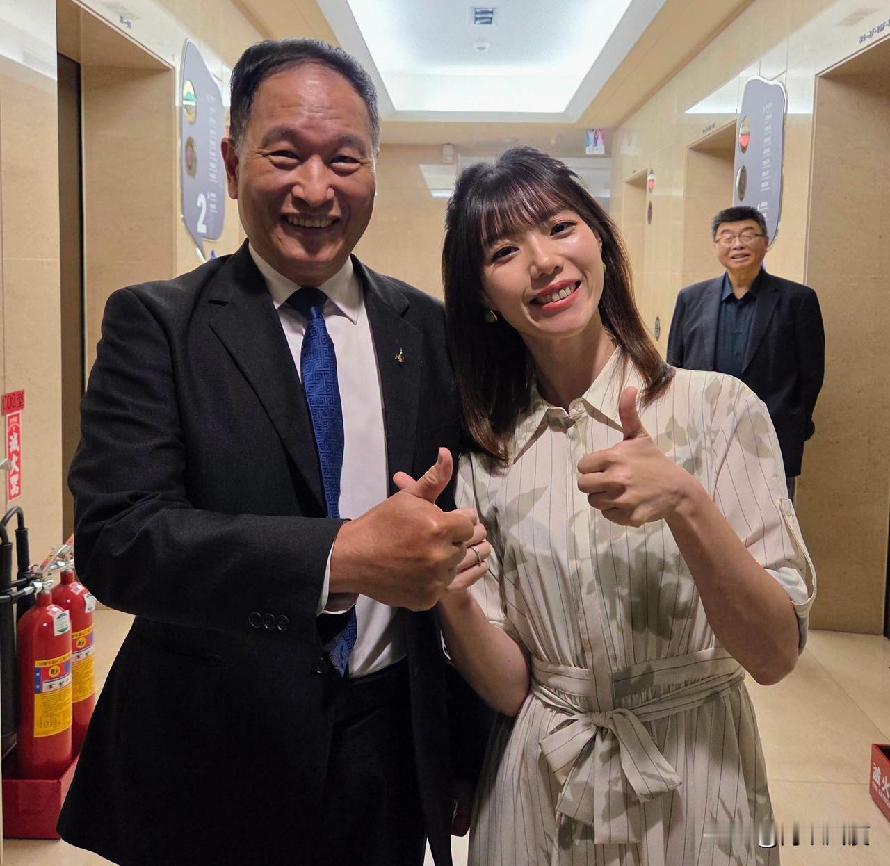 大陆有网友指TVBS主持人谭伊伦是青鸟，因为在称呼大陆时用词不当。张延廷今发文力