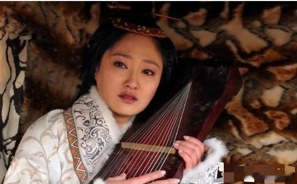 208年，曹操做主将35岁的蔡文姬，许配给22岁的董祀。新婚夜，看着这个已经生过