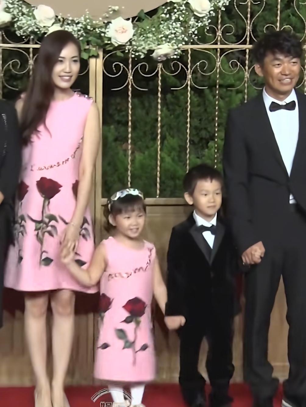 虽然马蓉的事做的不地道，但是孩子还真是王宝强亲生的，那男孩子长得真像王宝强！