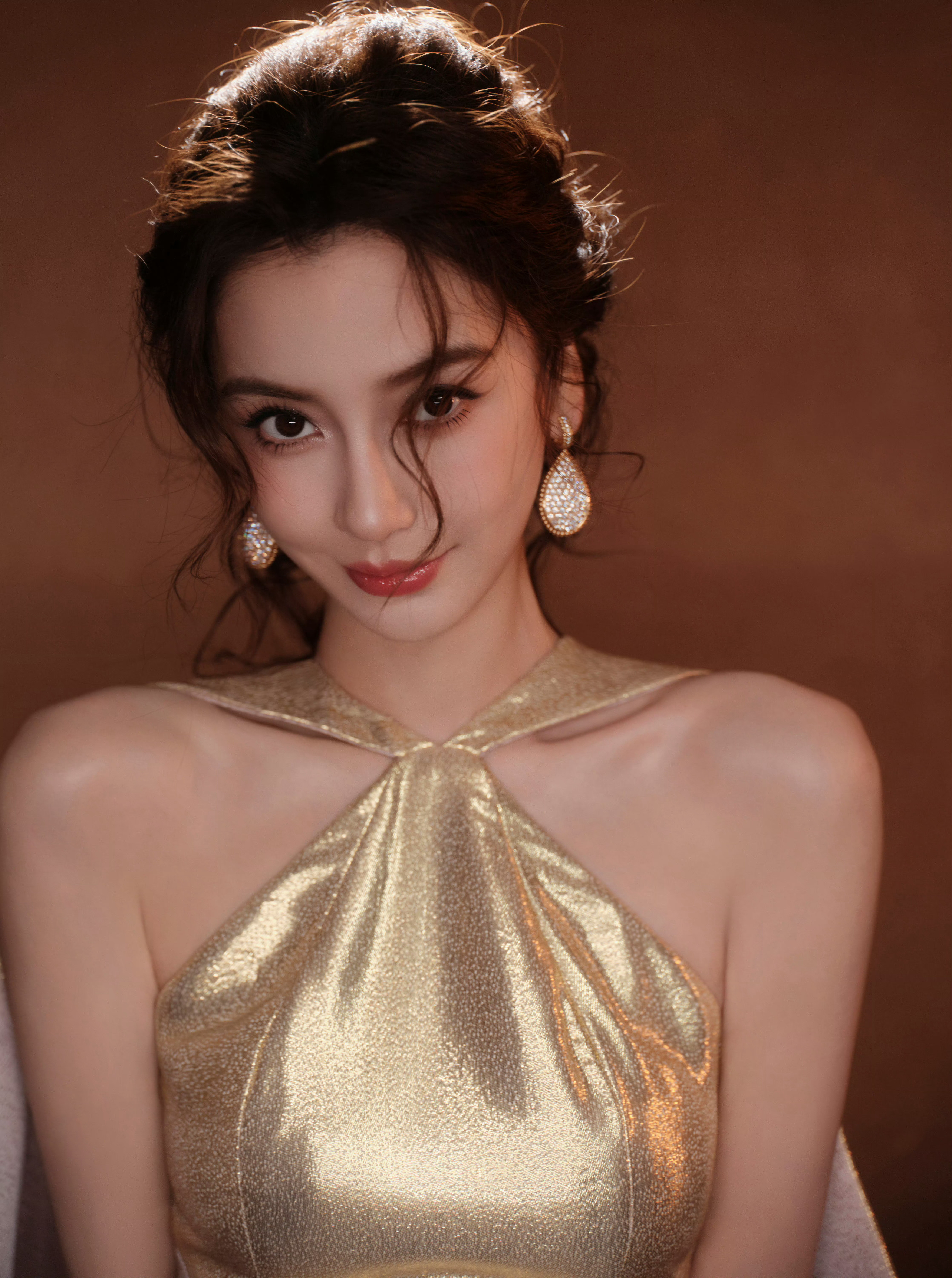 Angelababy金色高定裙这套可以封神的造型必须分享给大家～angelab
