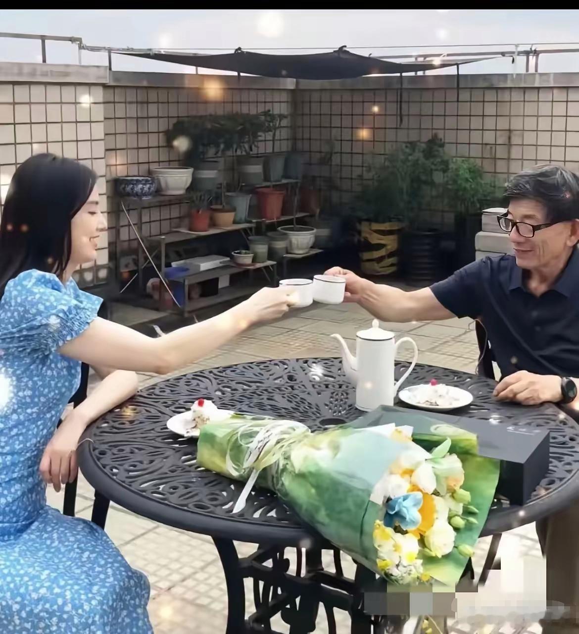 下图是黄圣依和她的爸爸在娘家露台上喝茶，网友猜测是老式公房的顶楼复式，位置在上海