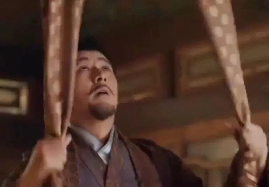 《书卷一梦》宋一梦找她爹商议退婚的事她爹什么话也没有说，而是起身去把横梁上的东西