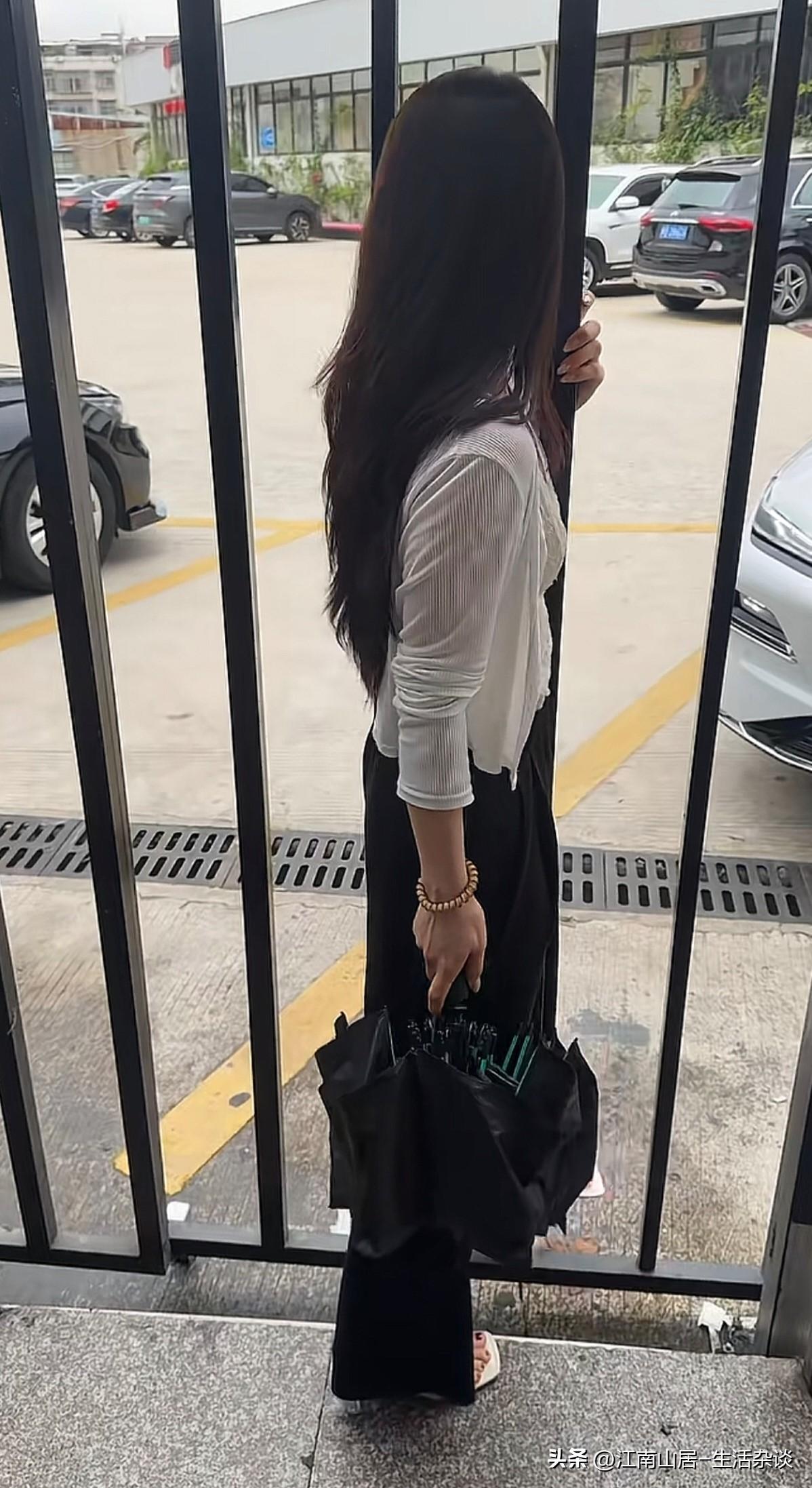 身材消瘦，也是有消瘦的诸多优势的。比如通过这种大门的时候，就算不开门，也能从“空