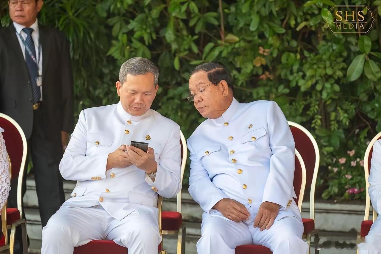 洪森洪玛奈父子。70多岁的老洪还染发，40多的小洪已经头发花白。​​​