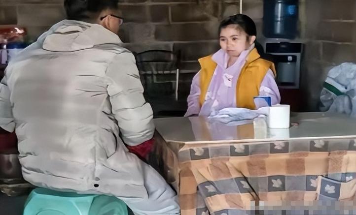 泪目！陕西一小伙爱上了女网友，并千里迢迢地去表白，谁知，女孩却是双腿残疾，靠捡废