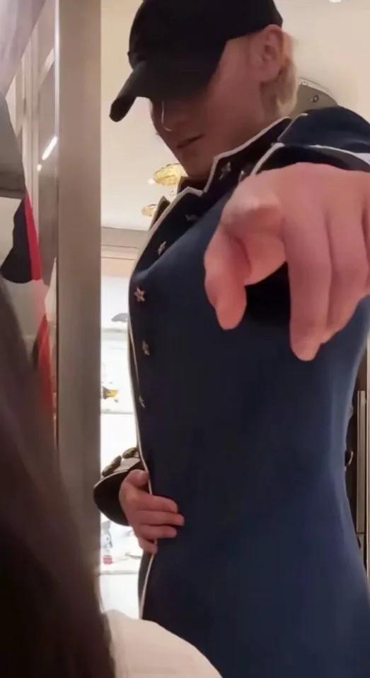 是我们普通人审美有问题吗？徐艺洋一口气试了12套婚纱，可居然觉得没有一套好看的。