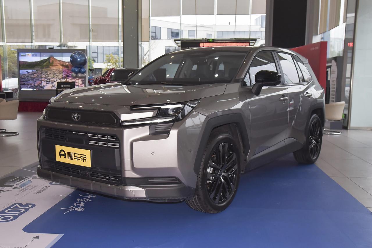 2026款丰田荣放的改款，彻底颠覆了我对这款车的固有印象。上一代荣放的设计偏圆润