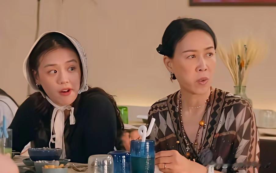 马思纯和那英好像母女两，太有默契了，两人吃东西同步，就连吃瓜也是同样好奇的神态。