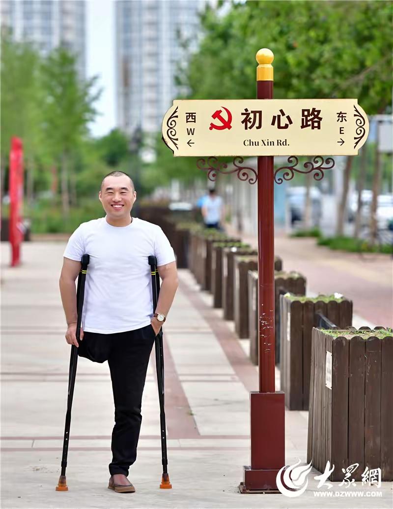 你见过货架上只卖单只鞋的鞋店吗？山东烟台有一位鞋店老板龚钰犇在2025年年底开了